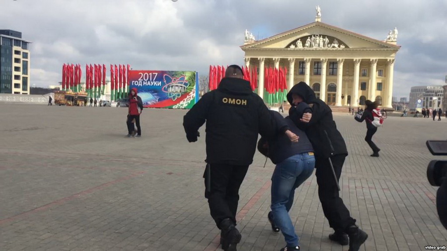 Ілюстрацыйнае фота. Менскі АМАП арыштоўвае ўдзельніка пратэсту на Кастрычніцкай плошчы. 26 сакавіка 2017 году