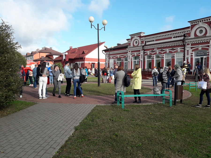 Пасажыры цягніка «Менск – Вільня» на станцыі Гудагай. Фота – Вольга Чайчыц / Белсат