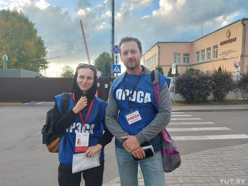 Ksenia Piatrovich and Aleh Palishchuk after their release from the police department